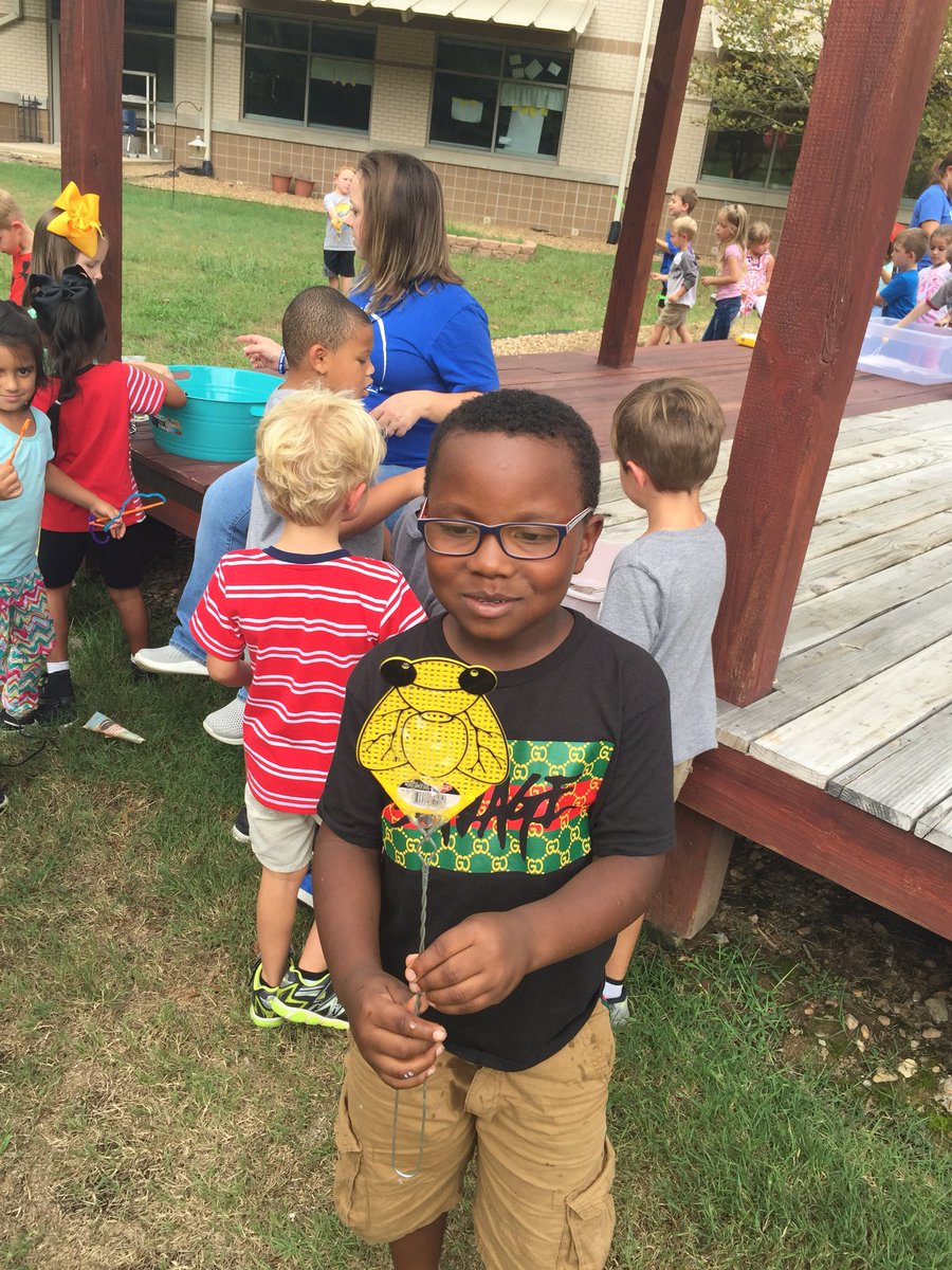 _HCESPatriots's tweet image. STEM activities are fun!!  A simple problem through the development of a new or improved tool!!  These kiddos brought their own tool to make bubbles!!  Kindergarten is a bubble good time!!!