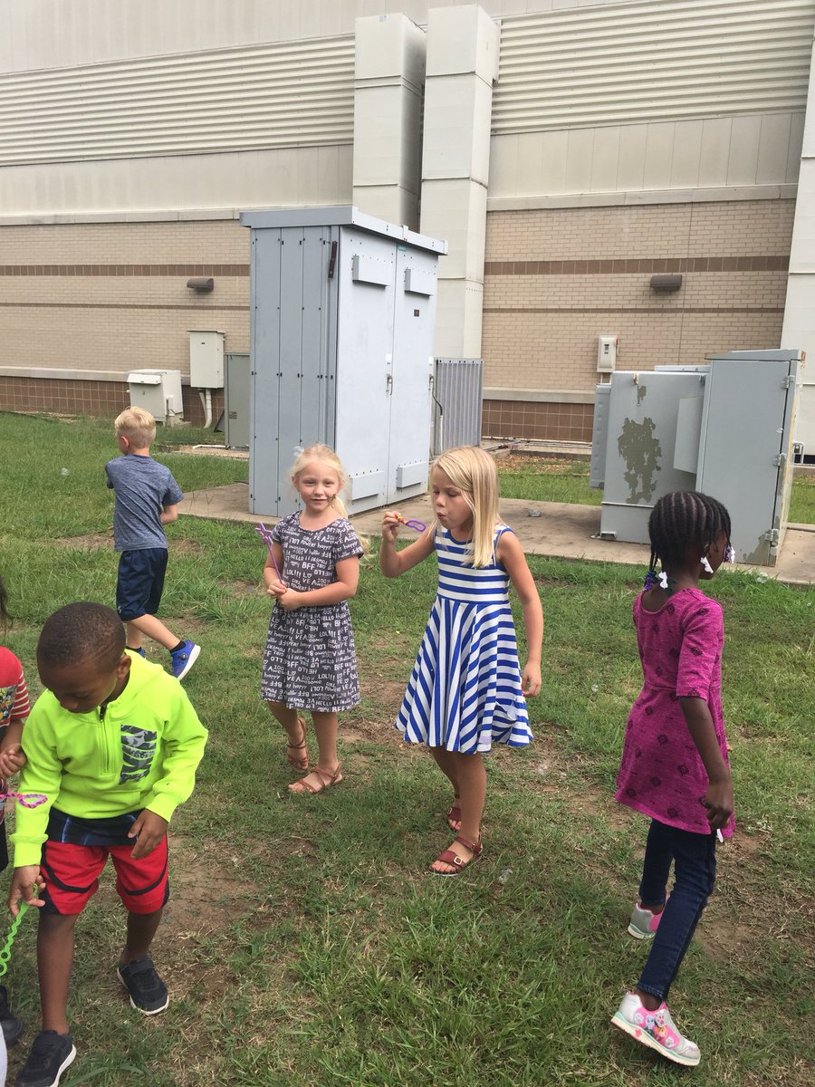 _HCESPatriots's tweet image. STEM activities are fun!!  A simple problem through the development of a new or improved tool!!  These kiddos brought their own tool to make bubbles!!  Kindergarten is a bubble good time!!!