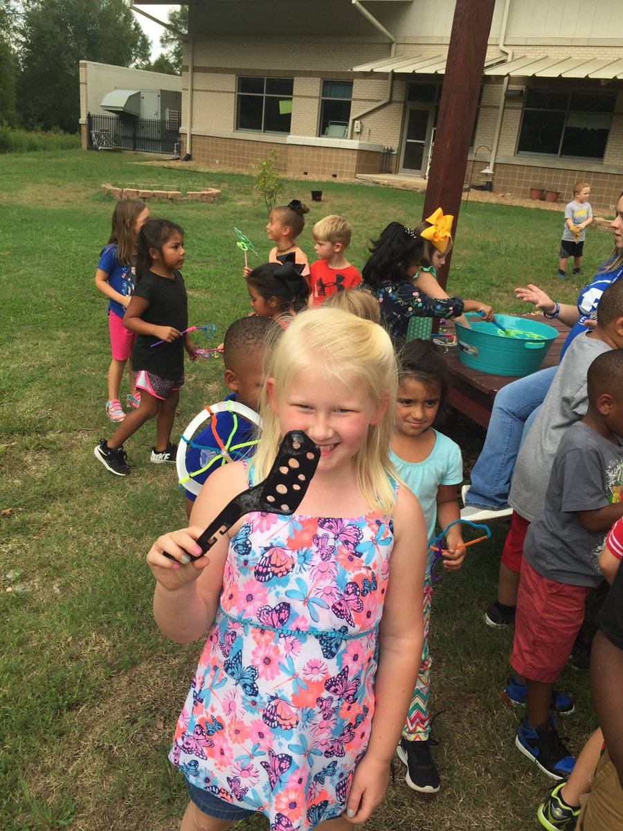 _HCESPatriots's tweet image. STEM activities are fun!!  A simple problem through the development of a new or improved tool!!  These kiddos brought their own tool to make bubbles!!  Kindergarten is a bubble good time!!!