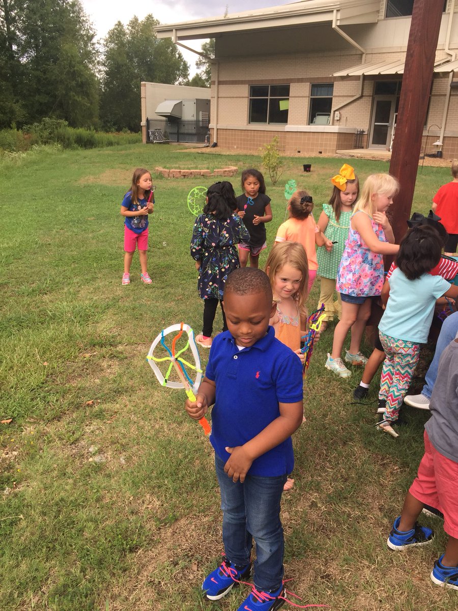 _HCESPatriots's tweet image. STEM activities are fun!!  A simple problem through the development of a new or improved tool!!  These kiddos brought their own tool to make bubbles!!  Kindergarten is a bubble good time!!!