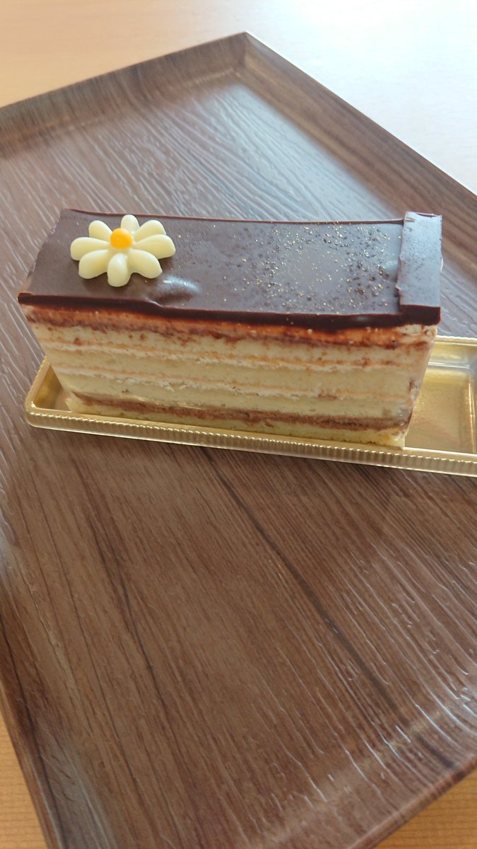 de_repos's tweet photo. ガトーオペラ

チョコとアーモンドペーストのバタークリームのケーキです。

#道の駅伊達の郷りょうぜん
#カフェ・ドウ・ルポ https://t.co/NavYvgdC8A