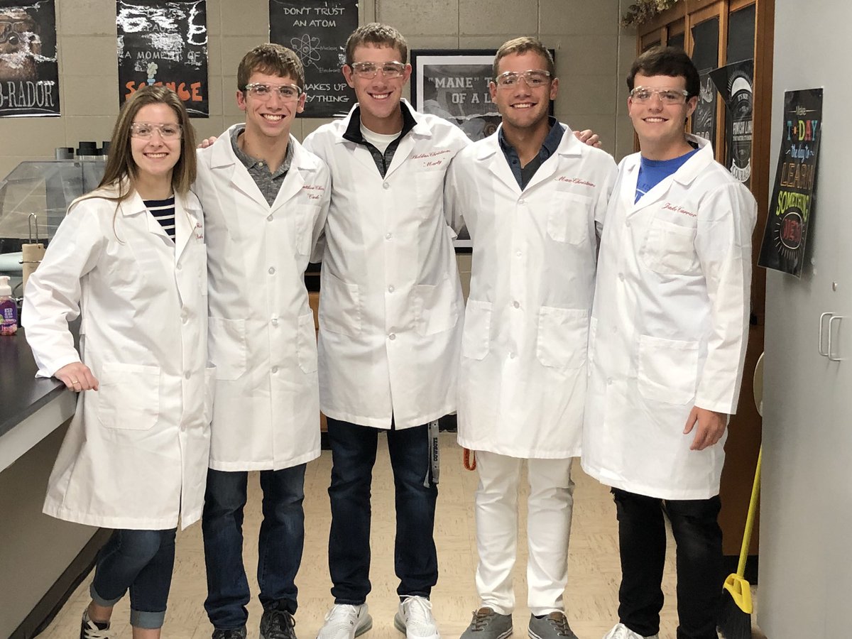 XmasLHS_Science's tweet image. A future geneticist, dermatologist, physical trainer, diabetologist, and nurse practitioner are doing some antibiotic research in their medical interventions course today. #LionPride #preparingourfuture #PLTW