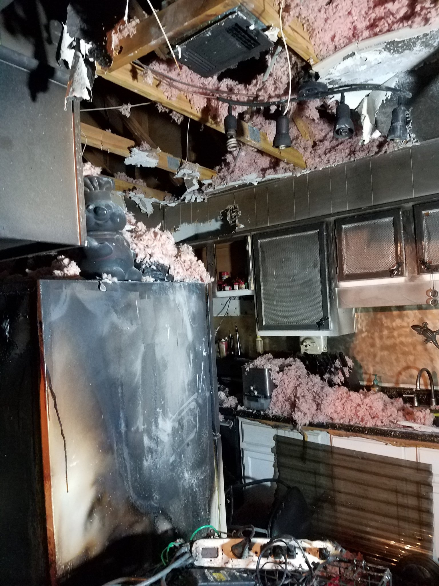 1 pic. Today when I left the house I got a phone call that my apartment burnt down. I could use everybodies support right now by tipping offline since I can't get online and I lost everything. https://t.co/YHllterAJe