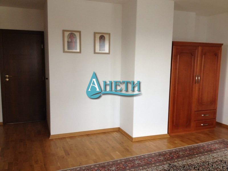 aneti_bg's tweet image. Четиристаен просторен апартамент 154 м2 с паркомясто в кв. Оборище, + 40 м2 таван, 10 м2 мазе, в центъра на р-н Оборище, в близост до бул. Евлоги Георгиев, парк Заимов и новострояща се метростанция. Цена € 330 000. Тел. 0879442766, aneti.bg