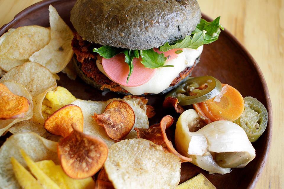Última semana de uno de los más queridos: hamburguesa veggie con queso manchego, arúgula y puré de chícharo con habanero. Nos va a doler que ya no la podamos probar pero aún tienen tiempo antes de que nos vayamos #ALM.
