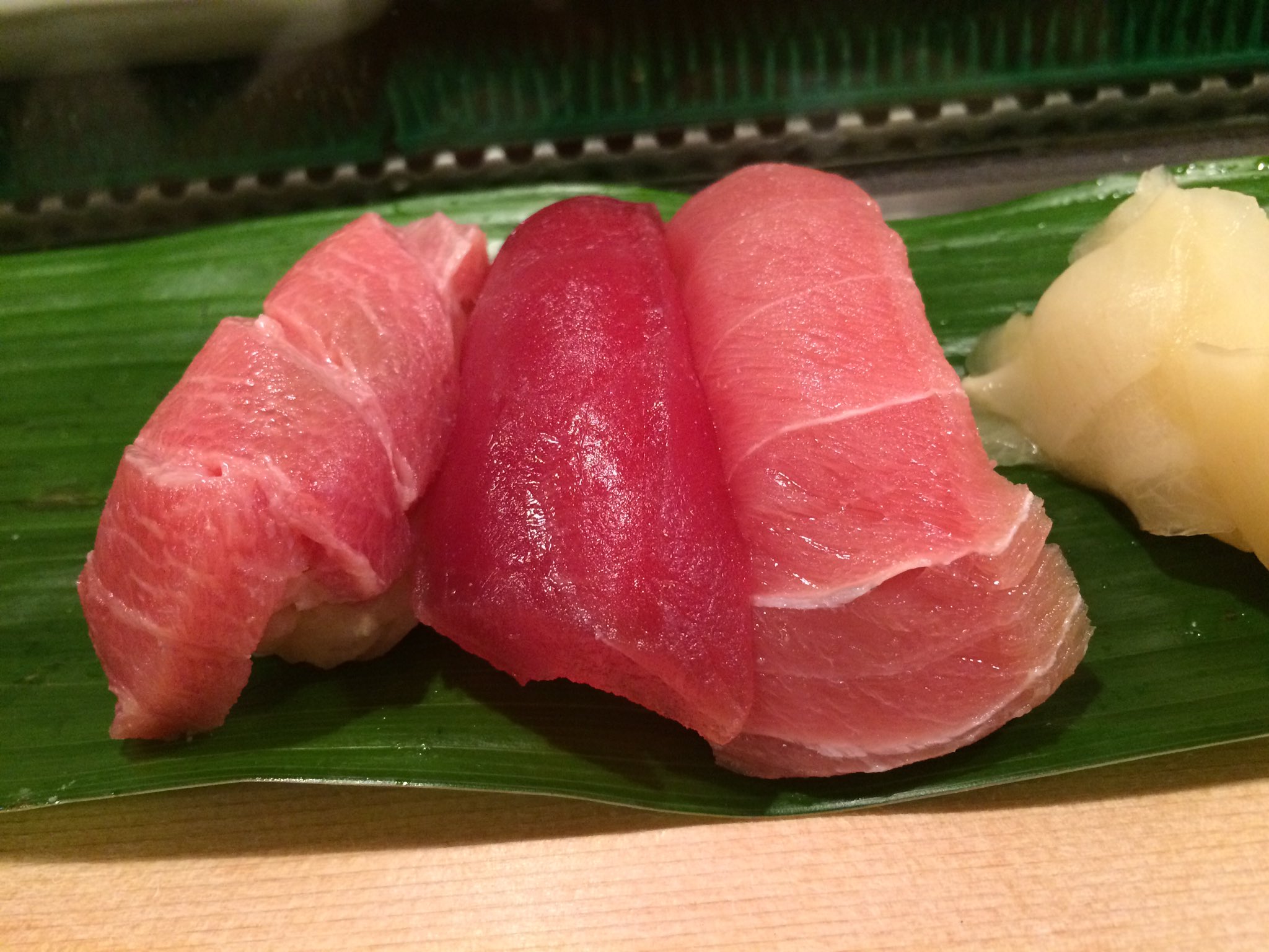 リック タレミミ属 築地の 磯寿司 さんで朝食 限定30セットのお寿司 赤貝 さんま 3 564円だったかな 赤貝は大きいのと小さいのどっちが良い 私 味違うんですか 味は変わらないよ 金額一緒で大きさ違う O 罒 O 私 それじゃ