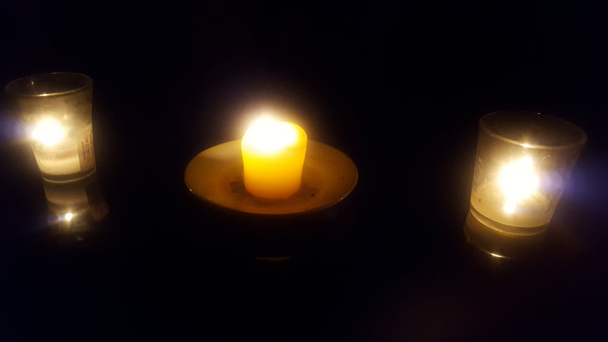 No es un altar. Es indispensable tener velas  si vive en Potrero Grande de La Chorrera. Me veo invirtiendo en una planta eléctrica. 😡
