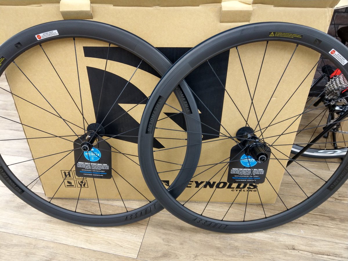 サイクルショップカンザキ千里店 Reynolds Assault 特価品入荷 使いやすいリムハイトのフルカーボンチューブレスレディホイールでしす フリーボディはシマノ用 前後セットです レイノルズ カーボンホイール カンザキ千里店 サイクルショップカンザキ千里店 Reynolds Assault 特価品入荷 使いやすいリムハイトのフルカーボンチューブレスレディホイールでしす フリーボディはシマノ用 前後セットです レイノルズ カーボンホイール カンザキ千里店