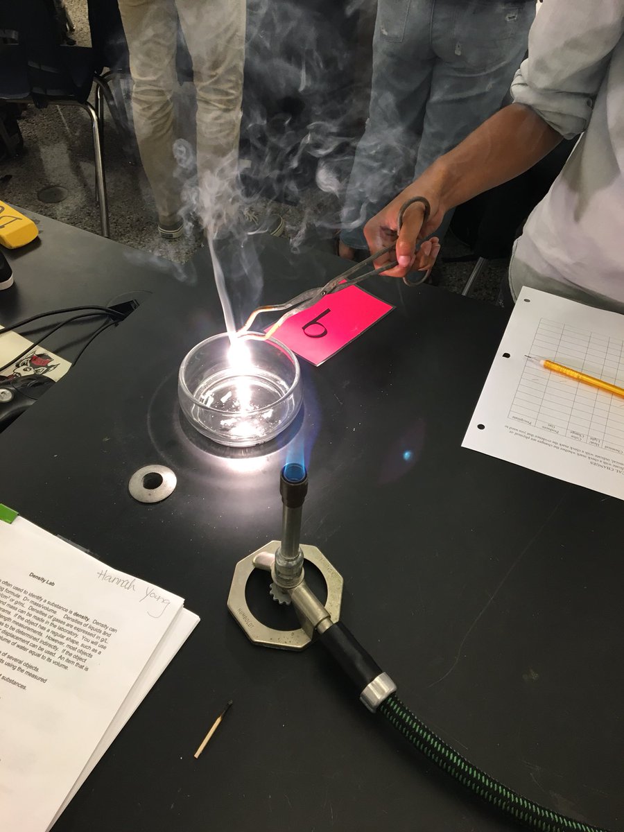 atkinswestchem's tweet image. Students exploring physical and chemical changes and observing indicators of chemical change🤓 @WSFCS_Science #ExpModelDemo #WeDoScienceWell