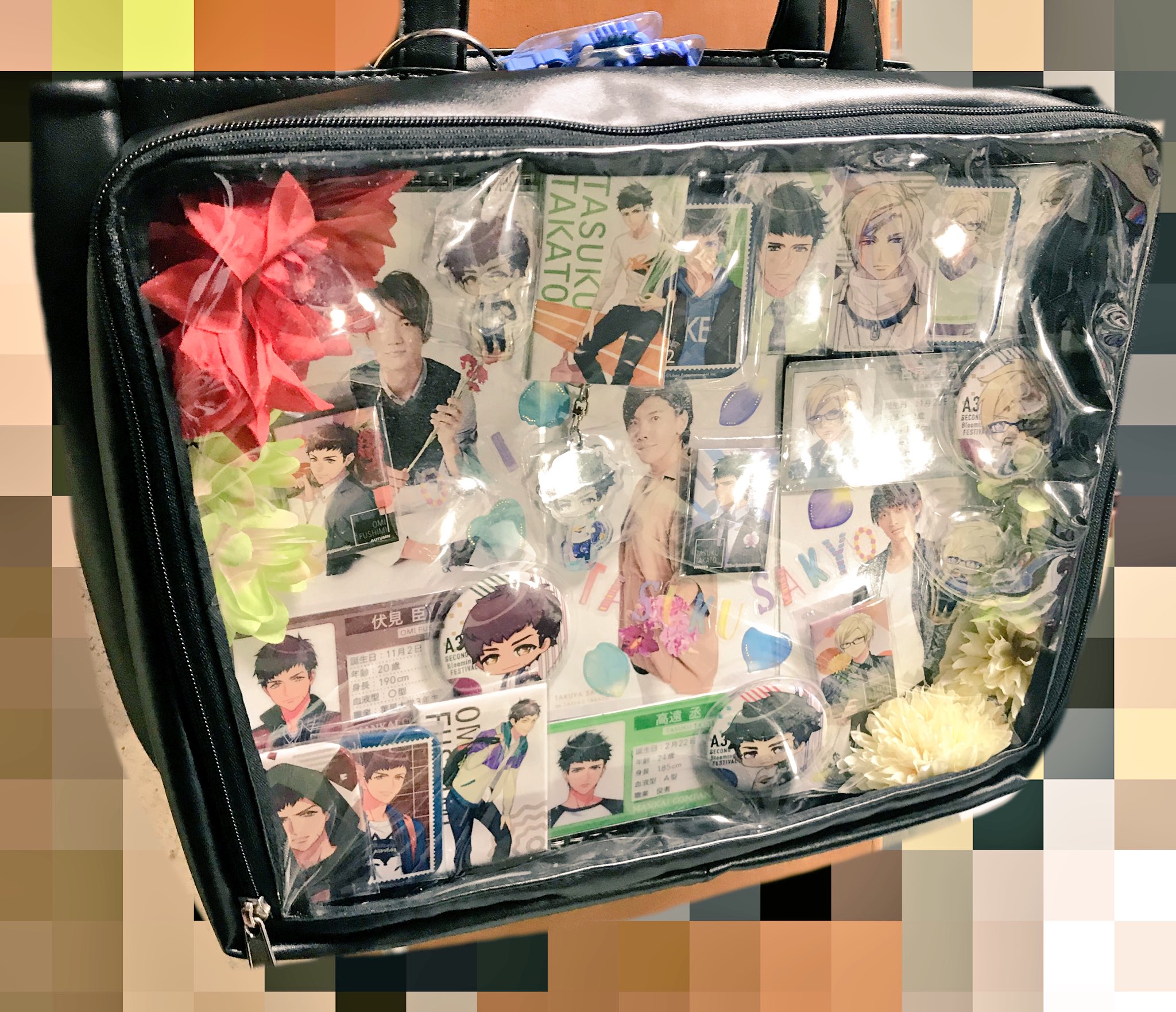 すいの壁打ち垢 あとこの痛バつくるときに百均で見つけたこの粘着タックが想像以上に使えたから宣伝 ランチョンマットの上に配置してんねんけど ポスカもポスカの上のローソン缶バとブルフェスアクキー あと造花もこれで固定出来た めっちゃ楽