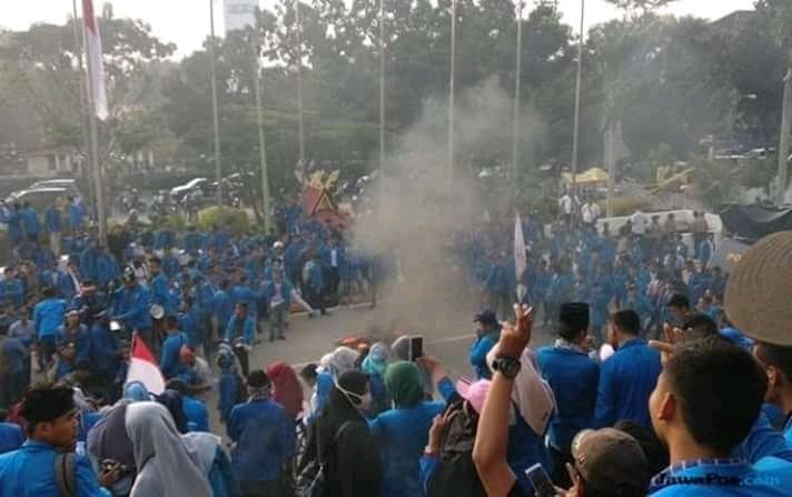 BellaGndut's tweet photo. Ada udang di balik batu...🤔 https://t.co/BZDq4xaiWN