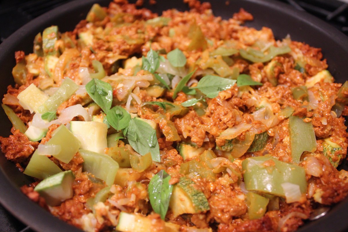 Foodfaye's tweet photo. Soyrizo (vegan chorizo) tastes even better with sauteed vegetables, especially Hatch chiles!
We also added sauteed onions, zucchini, eggs & basil, & enjoyed the savory medley with chopped salad of baby tomatoes, mini cucumbers from @MelissasProduce, cabbage & peanuts.
#HatchMatch https://t.co/RSVMUeotyz