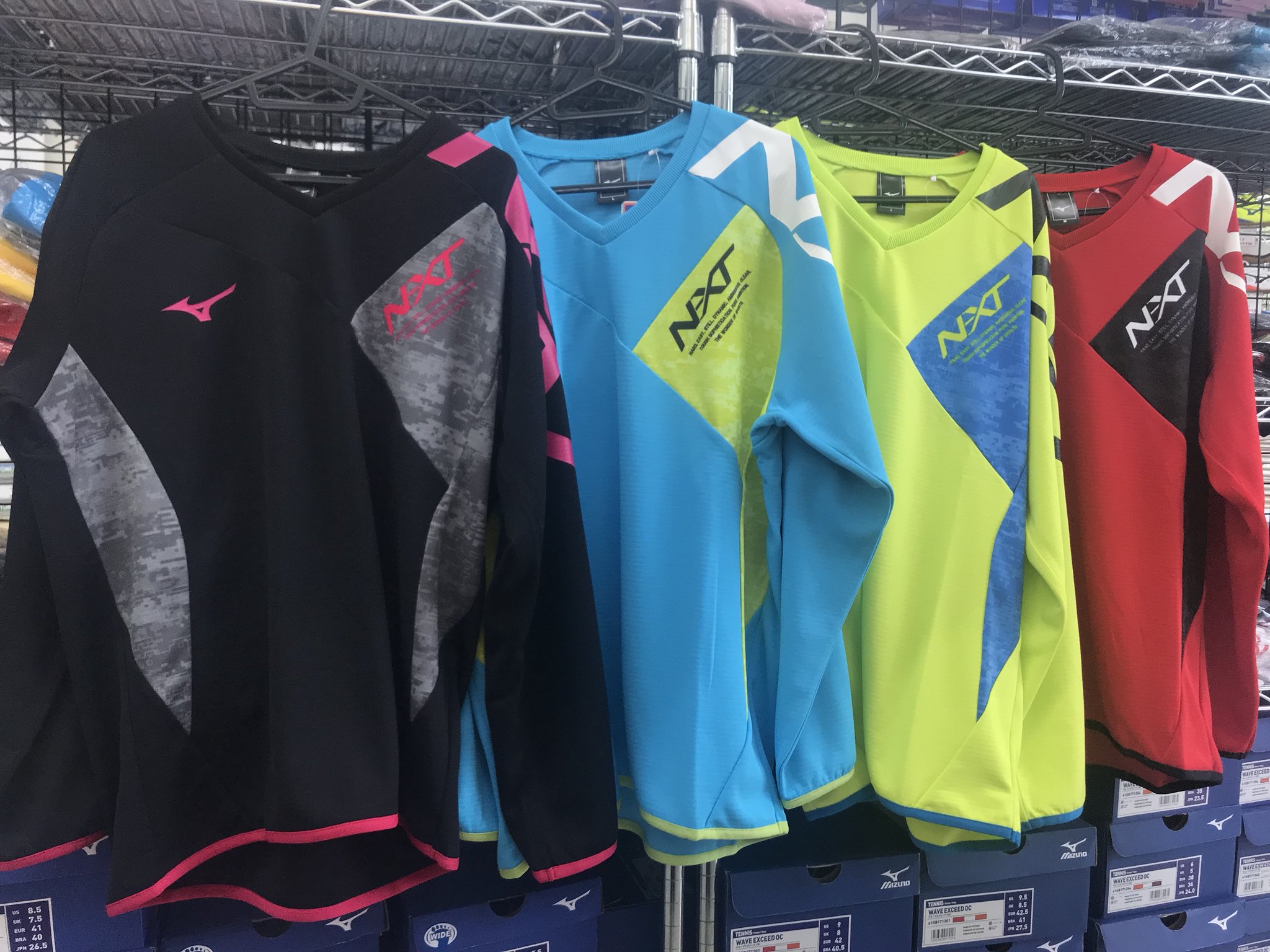 有 テニスショップ トップ ソフテニ会 限定 ミズノトレーナー 入荷しています 色は全部で5色となっています オシャレで生地も柔らかく着やすいですよ 限定品の為数に限りがございます