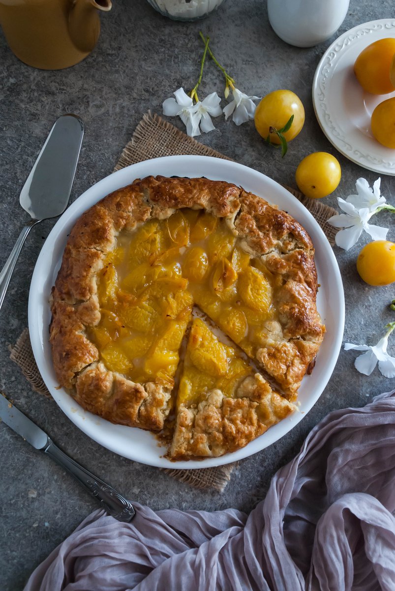 Les tartes rustiques sont de loin mon dessert favori estival. Je vous propose sur le blog de tester une version aux prunes jaunes. Et vous quel était votre plat ou dessert favori de cet été ? cookandgoute.org/tarte-rustique…
