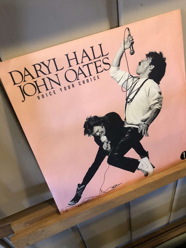 #DARYLHALLJOHNOATES
シングル盤レコード
懐かしい。。昭和だ。。。

ジャケットの配色が ツボ！