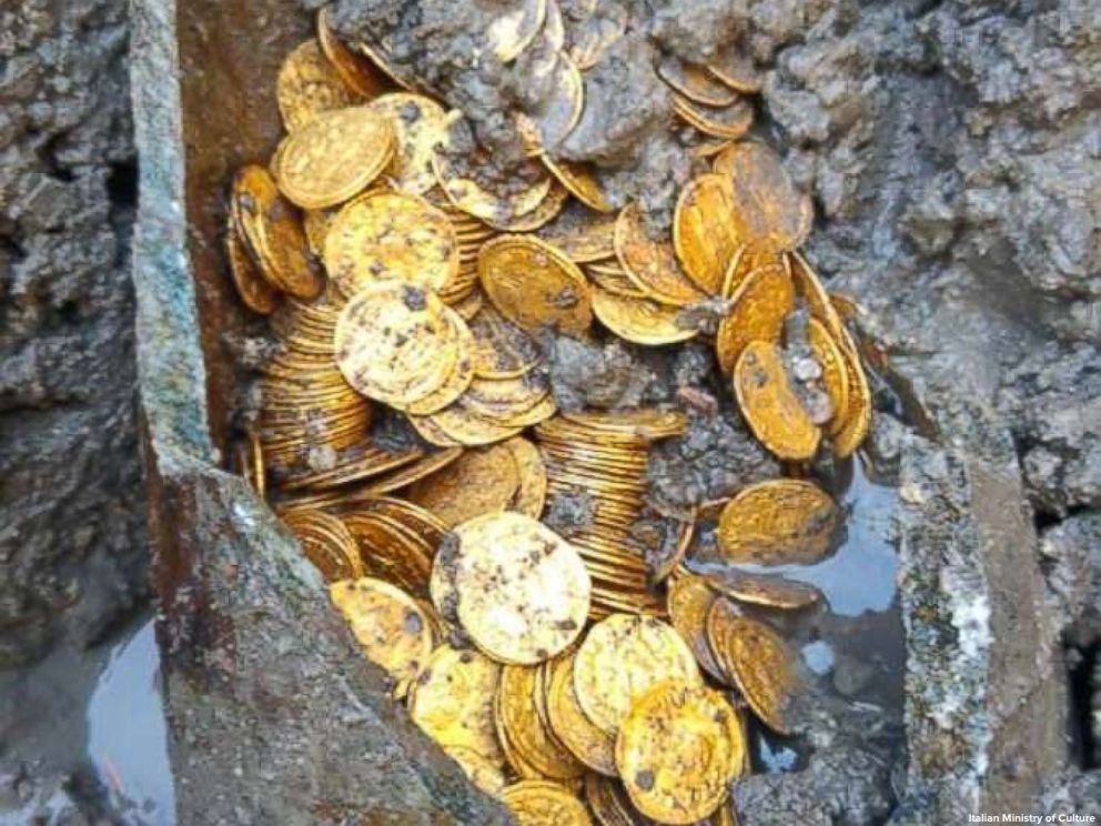 ABC's tweet photo. Hundreds of gold coins dating to fourth or fifth century found in northern Italy. https://t.co/VgzAWSH3tN https://t.co/qKtNDaJdNy