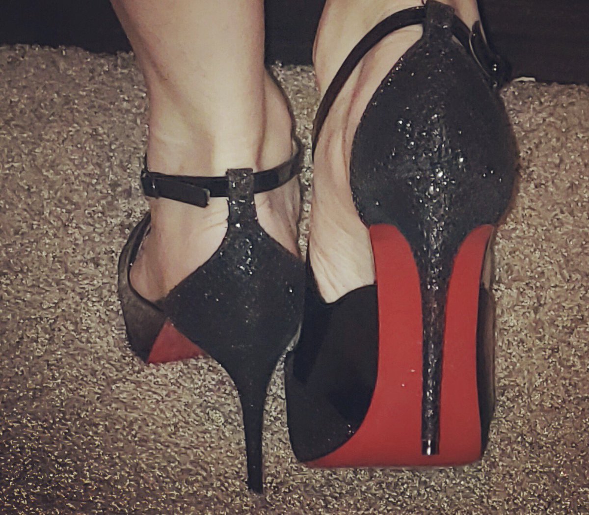 _PrincessAlli_'s tweet image. Shut up and pay as you lick the bottoms of my Louboutins! #FinDom #Princess