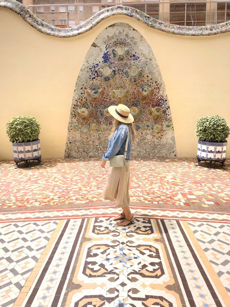 "There are no straight lines or sharp corners in nature. Therefore, buildings must have no straight lines or sharp corners." - Antonio Gaudi #jetsetmischa
📍Casa Batlló, Barcelona