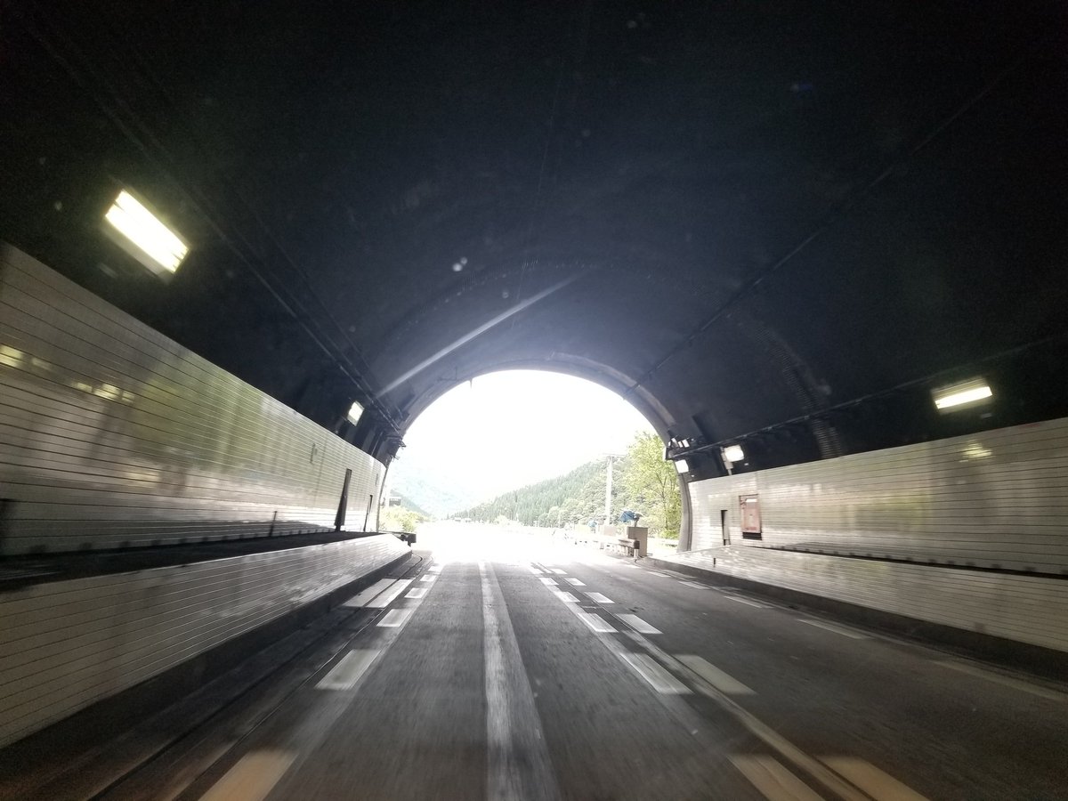 galuda0178's tweet photo. 国境の長いトンネルを抜けるとそこは晴れた米どころであった。 https://t.co/riq6g5PWdD