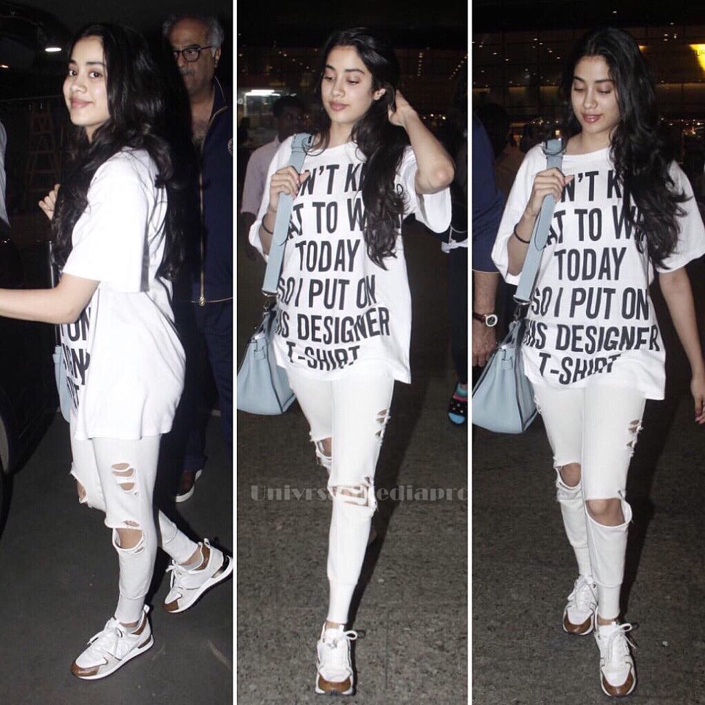 Janhvi Kapoor's all-white look at the airport as she lands back in Mumba 
FOLLOW #Univrsalmediapro
#bollywood #janhvikapoor #bollywoodstyle #bollywoodfashion #allwhitelook #allwhiteoutfit #allwhiteaffair #allwhiteeverything #whitejeanswhiteshoes #stylishgal #bollywoodactress