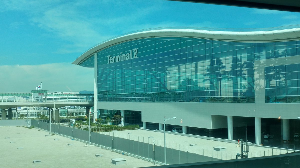 처음 와보는 인천공항  2터미널.
사람이 많이 없고 한적해서 좋다