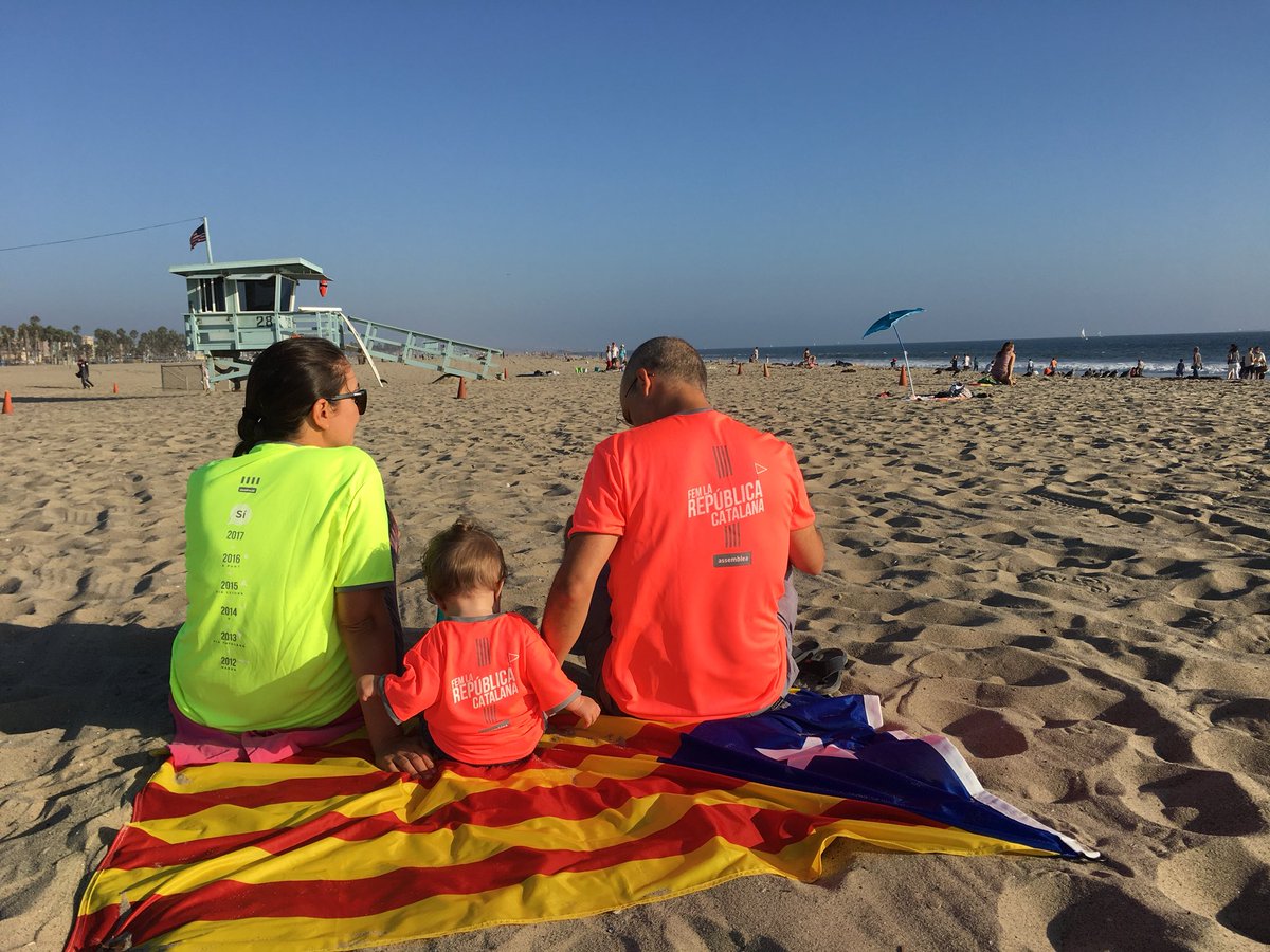 Xaviolivasm's tweet photo. Wishing an immediate freedom for our political leaders and independence of Catalonia. #diada #catalunya #llibertat #freepoliticalprisoners #independencia #llibertatpresospolitics #catalonia #usvolemacasa #diada2018 #almost8months @omnium @assembleacat #11S2018 #republicacatalana https://t.co/P0XJayGHlH