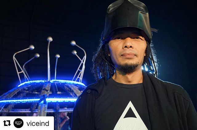 #Repost @viceind with <a href="/get_repost/">Repost</a>
・・・
Seniman asal Yogyakarta, Vincensius Christiawan adalah satu-satunya orang Indonesia yang pernah mengikuti simulasi hidup di Mars yang digelar Mars Society di Amerika Serikat.
.
Kontributor VICE mewawancarai Vincensius tentang pengalamann…