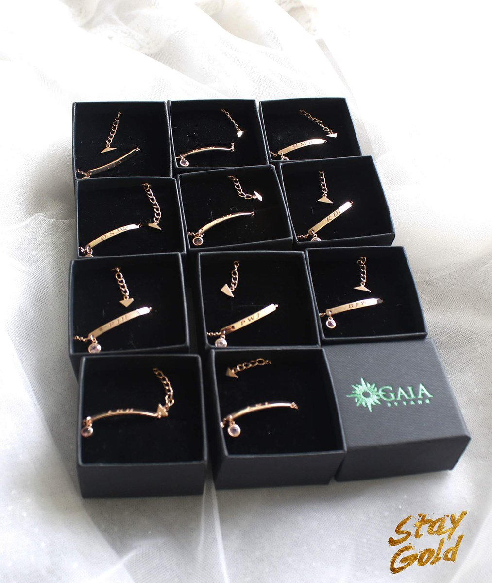 rnfmatl's tweet photo. vietnam wannables gave wanna one  bracelets made of gold and, the fragments at the end of each bracelets combines to make a "1" shape
oh my godbdjdjf this is amazing &amp; genius
cr. yjs910308vn  https://t.co/5y5Gj7c6HR