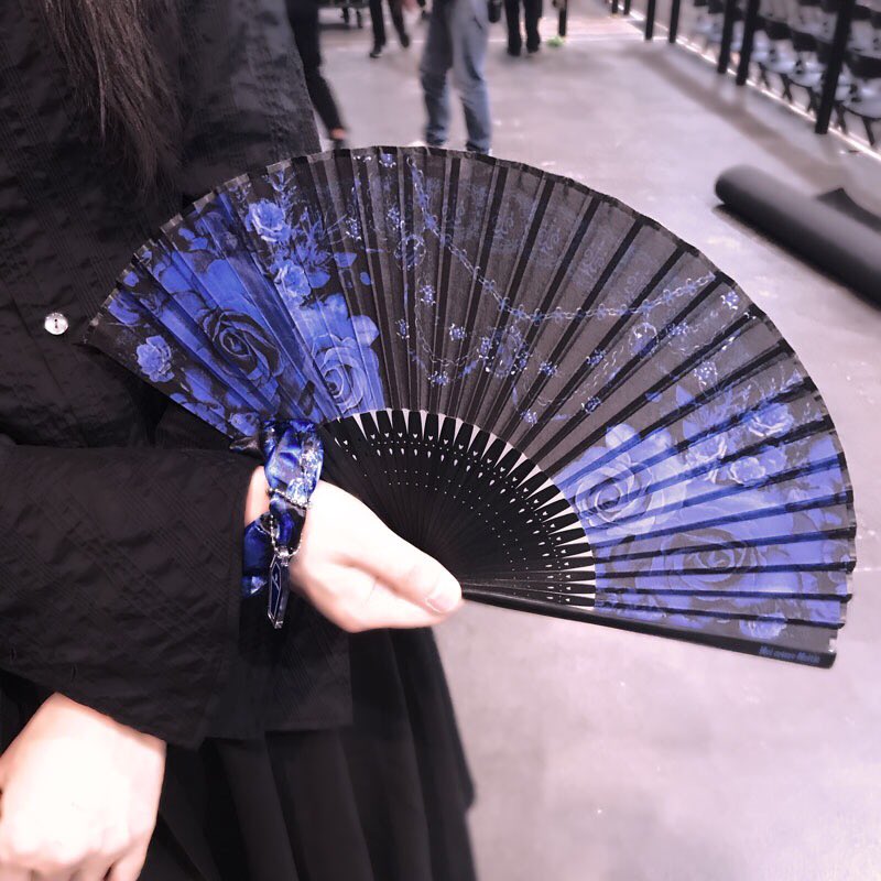 ライブ後Mana様が扇子とシュシュをご使用になっていたのでお写真を 