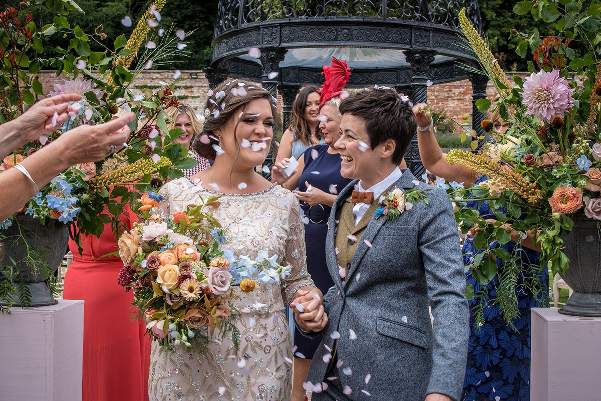 What a fabulous wedding this was! Here are a couple of our fav pics but you can see more on our gallery now! #garthmylhall #outdoorceremony #summerhousefirstdance #walledgarden

garthmylhall.co.uk/gallery.html
