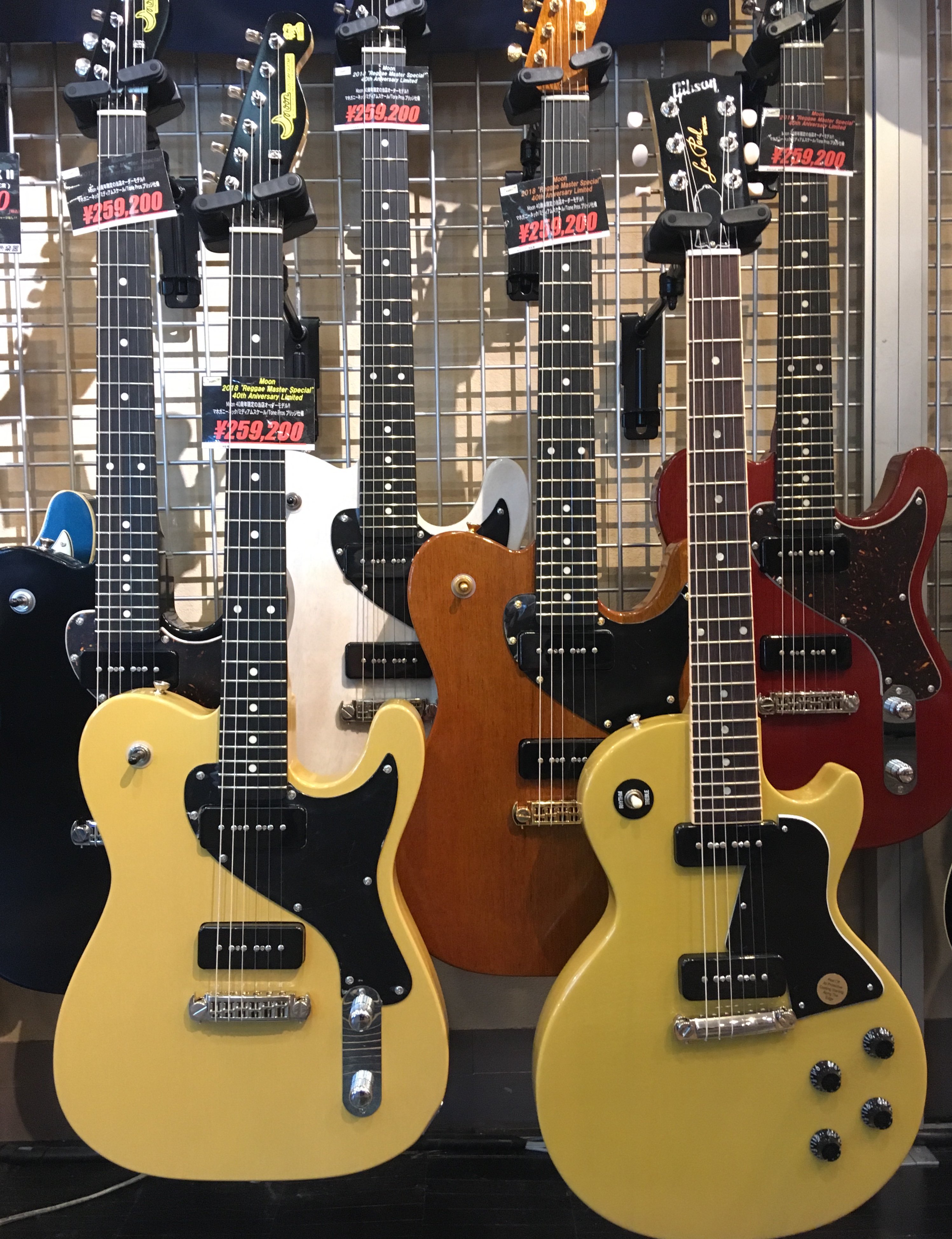 Miyaji Guitars Kanda 宮地楽器 神田店 Moon 40周年 Rm Limitedと新入荷のgibson Lp Sp どちらも Tvイエロー ミディアムスケール オールマホにラップアラウンド ブリッジ 違いはデタッチャブルかセットネックか 比べてみてください