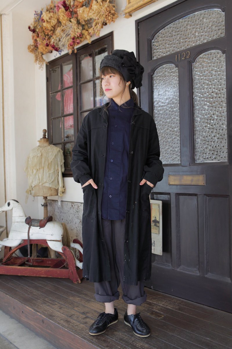 Bolero Twitterissa メンズっぽいダークトーンのコーディネートに 大きなリボンがポイントのニット帽で さりげなくかわいらしさをプラス コートはベルト付きなので 開けても 絞ってもかっこいいです アトリエコートとして使用されていたのか 塗料か何か Bolero Twitterissa メンズっぽいダークトーンのコーディネートに 大きなリボンがポイントのニット帽で さりげなくかわいらしさをプラス コートはベルト付きなので 開けても 絞ってもかっこいいです アトリエコートとして使用されていたのか 塗料か何か