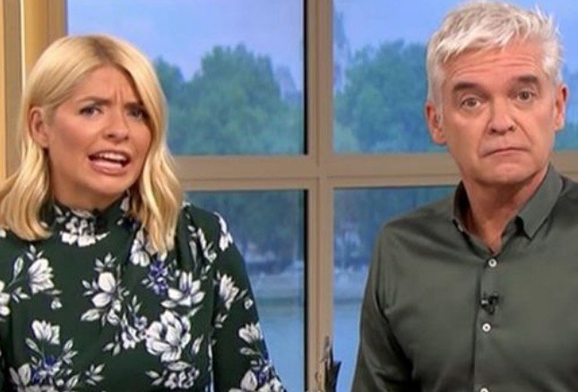 Mirror Tv On Twitter Holly Willoughby Had Major Wardrobe