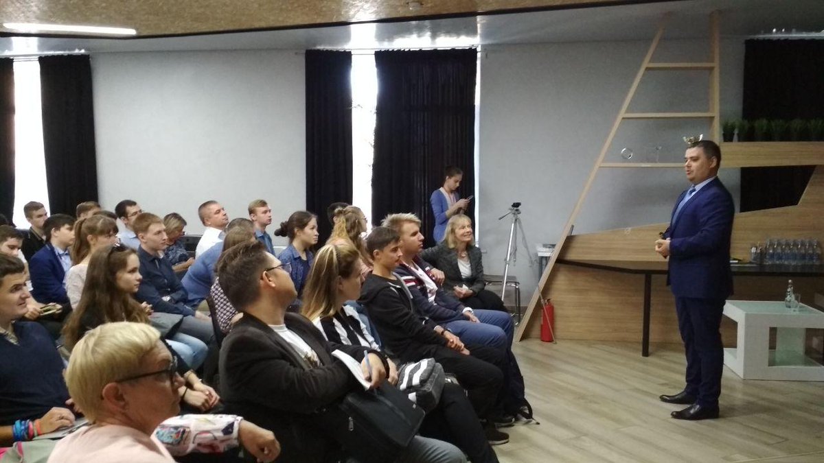 startup_samara's tweet photo. В #StartupSamara продолжаем отмечать День рожденья Стартап-центра Самарского университета вместе со спикерами #volgaangels. Алекс Косик читает лекцию «Технологическое предпринимательство в биомедицинской сфере». @smr_university https://t.co/CKzNaWunWa