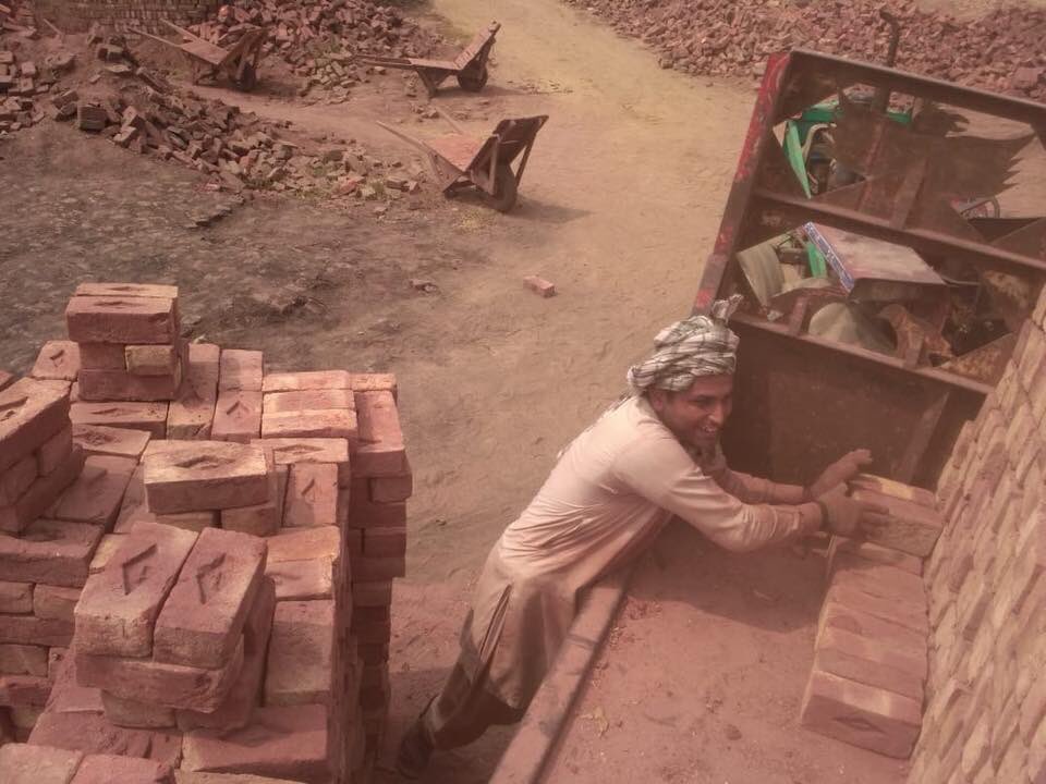 aint_YourSalman's tweet photo. Finally got a work.
1- No need of reference or experience.
2- Engineers of every field can apply.
3- Daily payment.
after 18 years of education (BSEE from UMT with 3.44 CGPA and MSEE from NPU with 84%) finally got a reward.
loading and unloading of bricks. #PEC #PECEngineers https://t.co/4bmh2Wh6BR