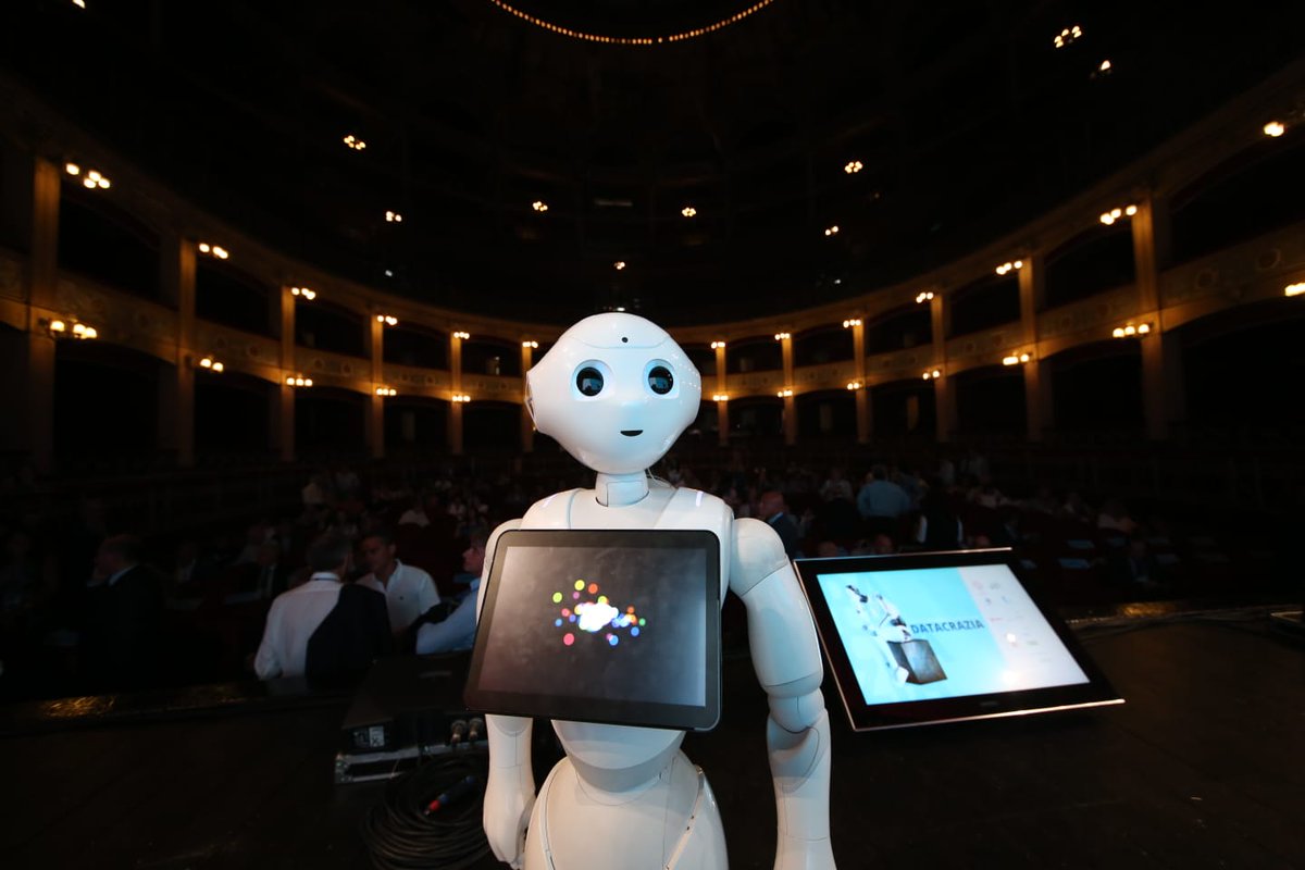 Pepper special guest a #datacraziapalermo2018. Seguite il nostro #sociallive sui canali social di <a href="/datacrazia/">Datacrazia</a>.