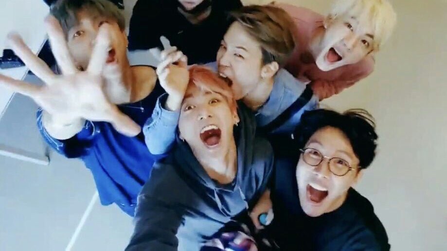 __StillWithJK's tweet image. 🐰 99line (大学1年)･九州住み･ヨジャ

🐰 グクよりのオールペン💛

🐰 グクミンシッパー(だけど、どの組み合わせもすき！)

🐰 初心者army🔰

周りにarmyさんいないので絡んでくれると嬉しいです！！( ¨̮ )♪

#ARMYさんと繋がりたい
#RTしてくれたARMYさん全員フォロー