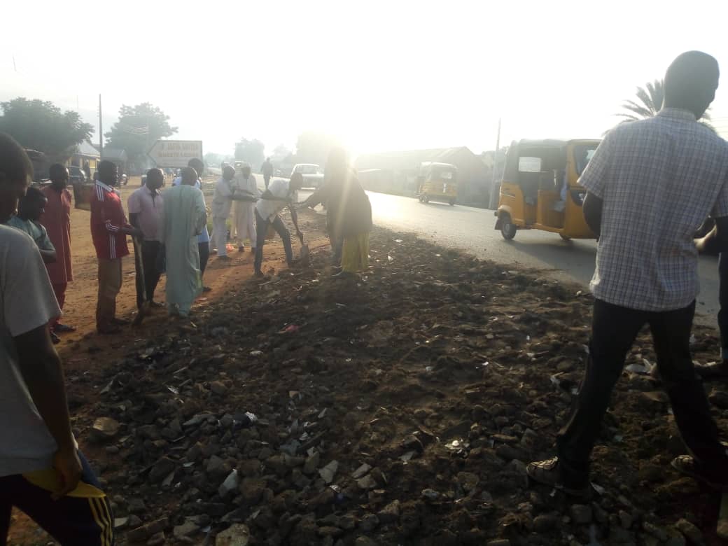 SangereTown's tweet photo. Everyday is a right day to serve #Humanity #CommunityService @AdamawaGov @U_P_Alliance @sanusiyahyaS https://t.co/0dIC0s1G0Z