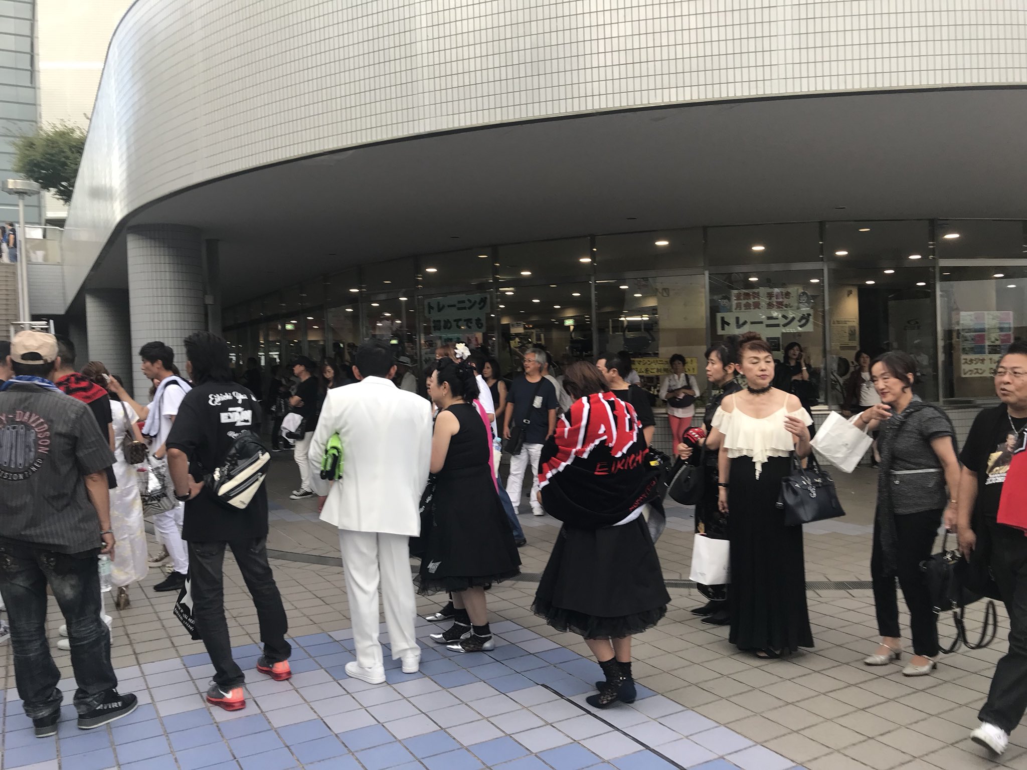 Meiling 美齢 ちょ 凄い混雑 矢沢永吉 のタオル掛けた人多し ヤクザみたいな白スーツ着てグラサン掛けたおっさんも多いわ 流石年前と変わらない光景で感激 私が日本不在時もずっとこんな光景だったんだろうな なんか感慨ひとしおでもあるわ 矢沢 Meiling 美齢 ちょ 凄い混雑 矢沢永吉 のタオル掛けた人多し ヤクザみたいな白スーツ着てグラサン掛けたおっさんも多いわ 流石年前と変わらない光景で感激 私が日本不在時もずっとこんな光景だったんだろうな なんか感慨ひとしおでもあるわ 矢沢