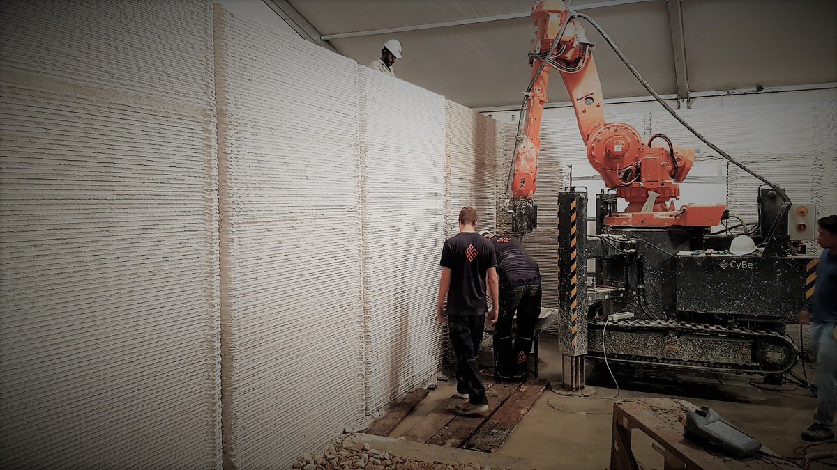 Don't Stop Me Now #halfwaythrough - With a pace of 5 walls a day, the walls of the 80 sqm. house are 3Dprinted in just 6 days. We believe in rapidity and have developed the 3Dprinter and concrete just to do this! #wedeliver #construction #SaudiArabia #progress #3DStudio2030