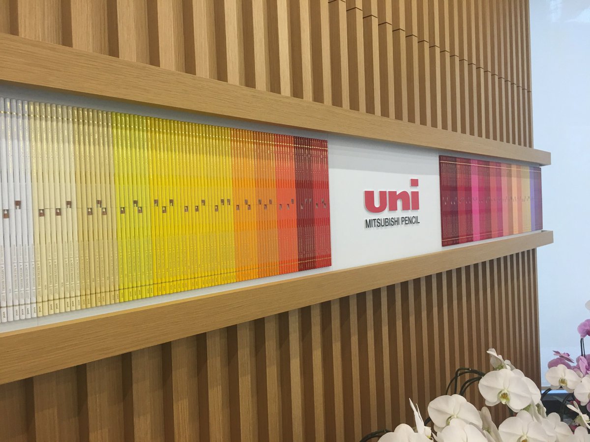 Uni 三菱鉛筆 公式 色鉛筆 グラデーション 本社エントランスのアートウォールに 色鉛筆 ユニカラー 100色を使って作りました 軸の金色の刻印も良いアクセントになっています 文具好きと繋がりたい 文具