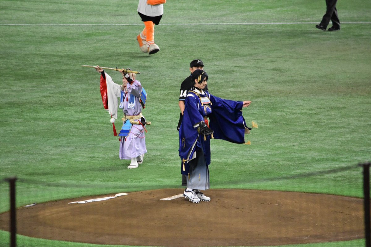 国宝が始球式をするジャンルは初めてだな 刀剣乱舞 三日月宗近さん 狩衣姿で見事な投球を見せ野球ファンも唸らせる Togetter