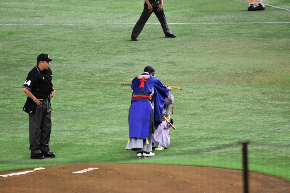 国宝が始球式をするジャンルは初めてだな 刀剣乱舞 三日月宗近さん 狩衣姿で見事な投球を見せ野球ファンも唸らせる Togetter