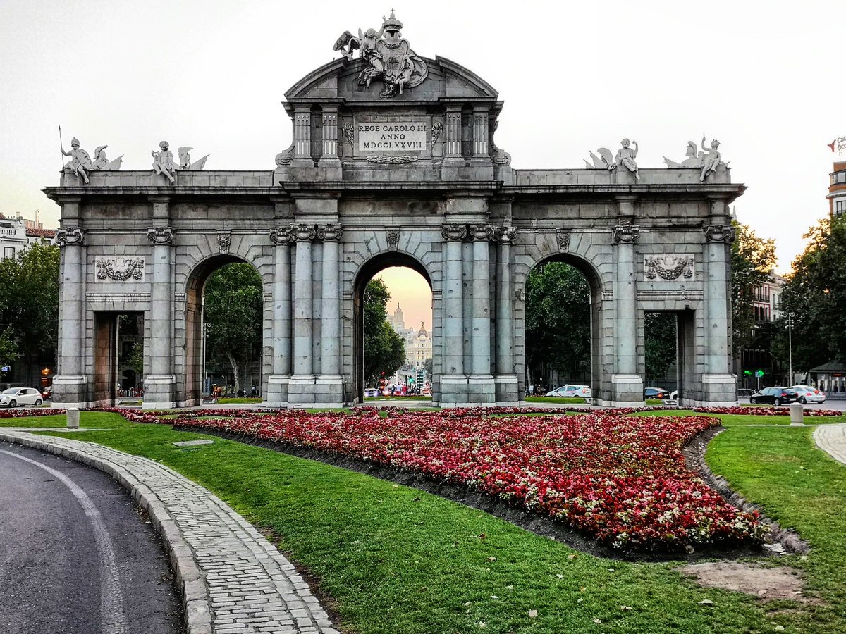 La Puerta de Alcalá, un monumento de #Madrid que no necesita presentaciones ¿Sabías que fue el primer arco del triunfo que se construyó en Europa desde la caída del Imperio Romano y que tardó en levantarse 9 años? 😊😝 ¡Buenos días!