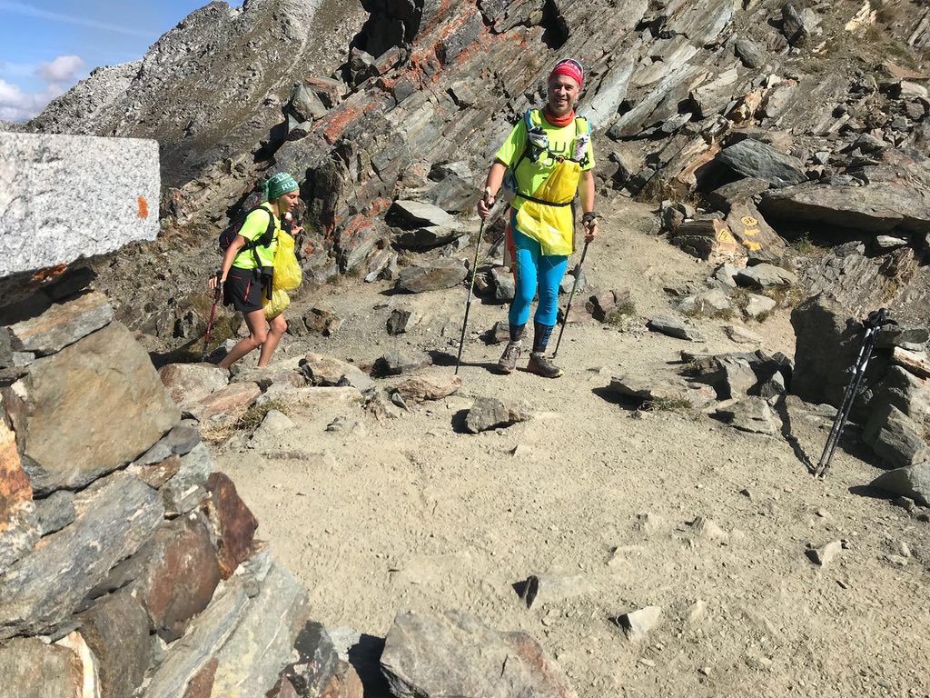 emanuelarosio's tweet photo. La bellezza, l’emozione, la fatica e il rispetto. Tutto questo è #ecolotor grazie a chi mi accompagnato a fare un piccolo tratto del #tordesgeants raccogliendo i rifiuti #lcue purtroppo trovati sui sentieri con i panorami più belli del mondo @TDG_trail @minambienteIT @tgrvda https://t.co/JoimvGewo8