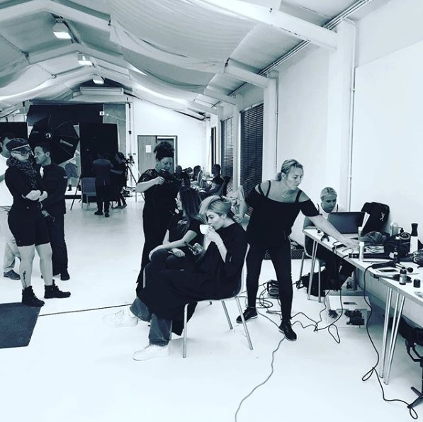 asphair's tweet photo. Fun on set! @shotydevine looking pretty excited to be working with a top secret new Affinage product and with the best hair extensions and wefts by @racoonintl ! Styled with Affinage and ASP products and @hottoolsproeu tools including the new #EVOLVEStyler!
#affinageshoot https://t.co/zbA88HaOgu
