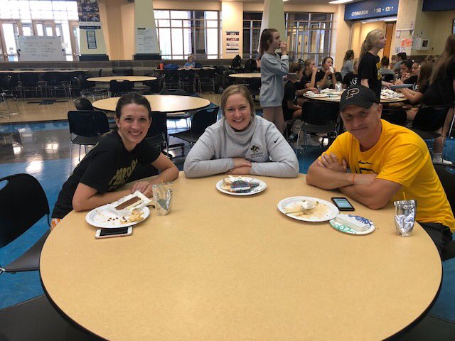 PHSVarsityVball's tweet photo. Thank you JV parents for the program dinner last night! #PHSVB18 #Family #TeamMeal https://t.co/KKCwCzJfDq