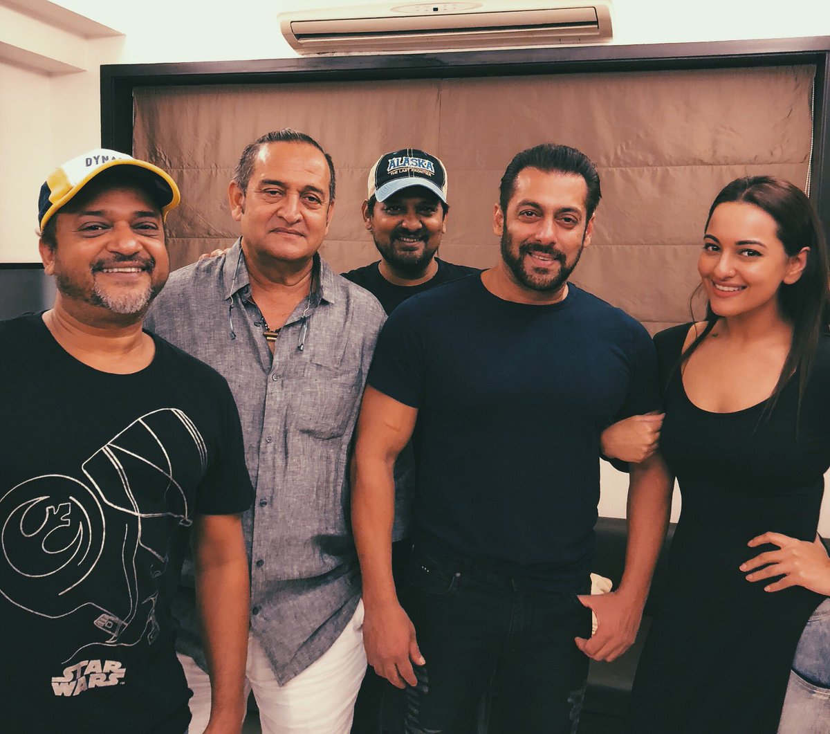 MegaStar @BeingSalmanKhan With #Sonakshisinha, #Sajid - @wajidkhan7 & @manjrekarmahesh Are All Smiles As The #Dabangg Movie Completes 8 Years 👍👌💪

#SalmanKhan  

11YRS OF ICONIC DABANGG