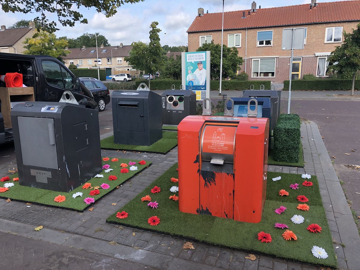 renevanhoof's tweet photo. In #Oss worden de afvalcontainers in de bloemetjes gezet. Het moet gedrag van mensen beïnvloeden. Dat ze geen troep meer naast de containers gooien. https://t.co/LxwFZiPRDp