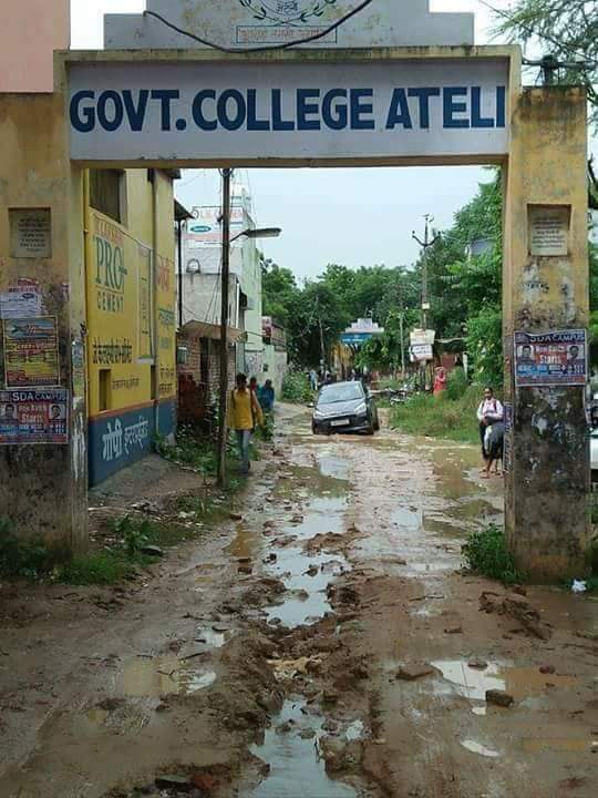 GomlaShyam's tweet photo. @mlkhattar अटेली क्षेत्र के शिक्षा के केन्द्रबिंदु "गवर्न्मेन्ट कॉलेज अटेली" के  हालात  की  तस्वीरे | इस कॉलेज में आसपास के लगभग सौ गांवों व साथ लगते राजस्थान के गांवों के विद्यार्थी शिक्षार्जन हेतु आते हैं | वे विकास का कैसा पाठ सीख पाएन्गे | https://t.co/1IQQJ8C7Yz